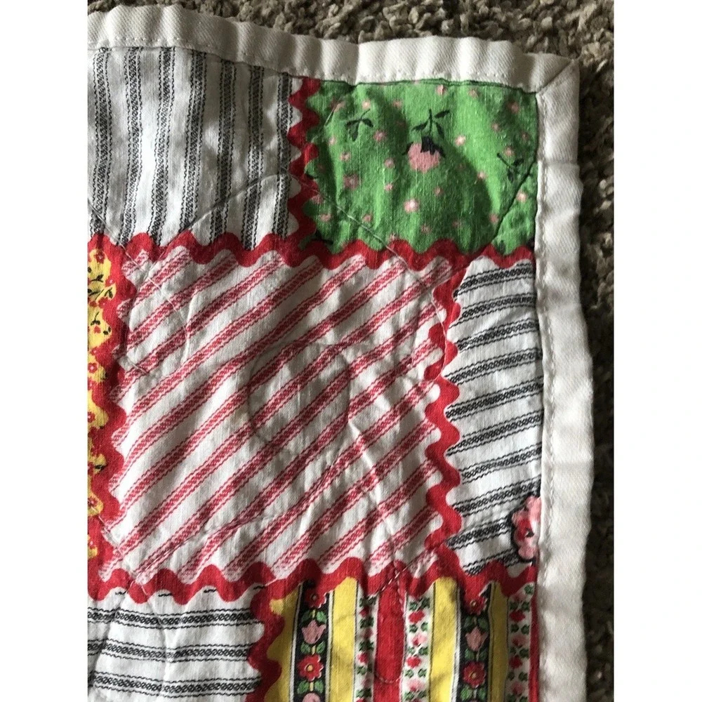 Vtg Baby Quilt Machine Quilted Cheater Print Red Yellow Green 32x32 Very Old